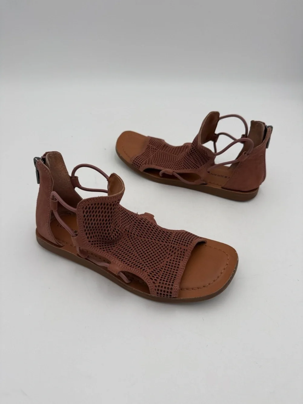 Lucky Brand Women's Dusty Rose Gladiator Sandals 5.5M leather perforated Y2K